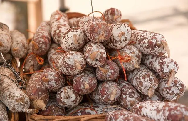 Deli Specials: Where to Buy Garlic Bologna